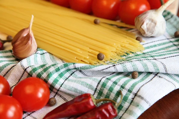 Composizione con pasta cruda e verdure — Foto Stock