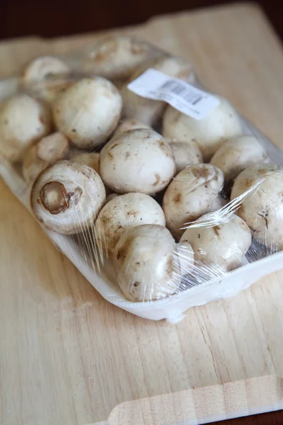 Supermarkt-Punsch mit Pilzen — Stockfoto