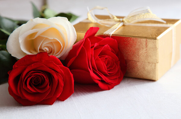 Подарочная коробка и розы
