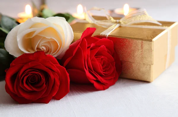 Caja de regalo y rosas —  Fotos de Stock