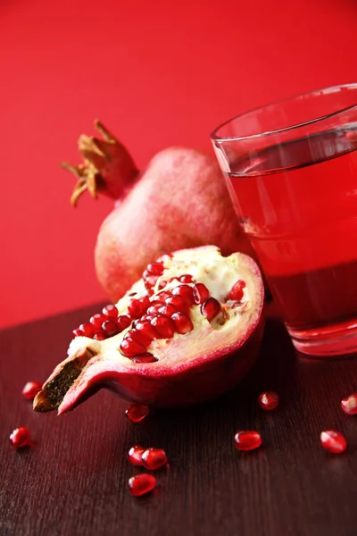 Frischer reifer Granatapfel — Stockfoto