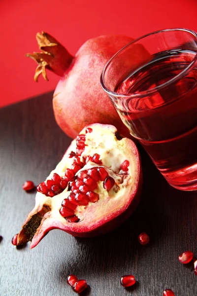 Frischer reifer Granatapfel und Saft im Glas. — Stockfoto