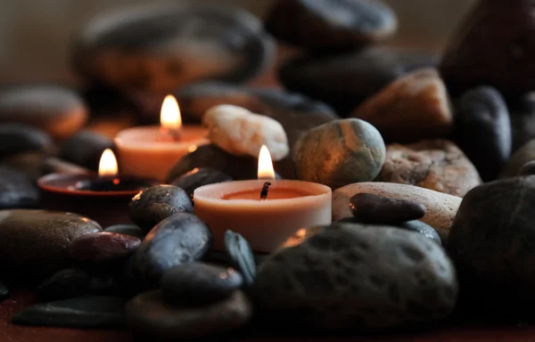 Спа-камни и свечи — стоковое фото