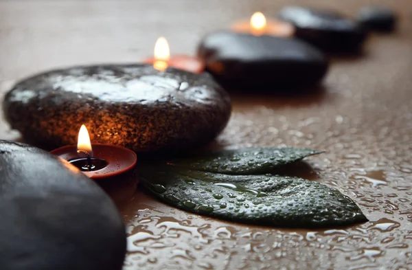 Velas y piedras — Foto de Stock