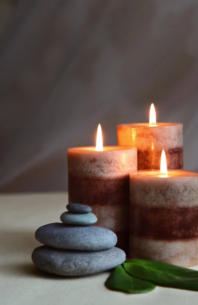 Kerzen und Steine lizenzfreie Stockbilder