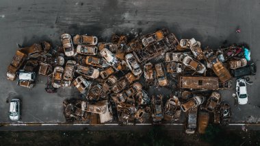 Irpin, Kyiv bölgesi, Ukrayna - 19.05.2022, otoparkta bir sürü yanmış araba, Ukrayna 'daki Rus ordusunun işgalinin sonuçları. Ukrayna 'da savaş. Drone fotoğrafı