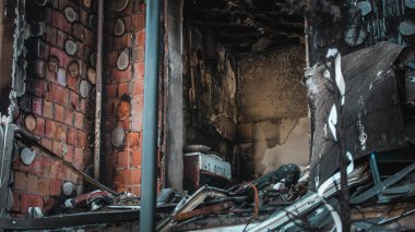 Irpin, Kyiv Oblastı, Ukrayna - 19.05.2022: Rus işgalinden sonra Ukrayna şehirleri. Kyiv 'in kuzeybatısındaki Irpin şehrindeki sivil binayı yok etti. Kapat.