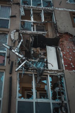 Irpin, Kyiv Oblastı, Ukrayna - 19.05.2022: Rus işgalinden sonra Ukrayna şehirleri. Kyiv 'in kuzeybatısındaki Irpin şehrindeki sivil binayı yok etti. Kapat.