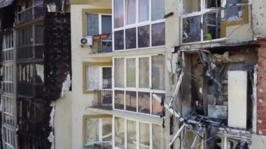 Irpin, Kiev Oblastı, Ukrayna - 19.05.2022. Rus ordusunun Kyiv 'in varoşlarındaki vahşeti. Rus tankları tarafından yok edilen sivillerin evleri. Rusya 'nın Ukrayna' ya karşı savaşı. İHA videosu, kapat