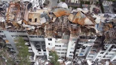 Irpin, Kiev Oblastı, Ukrayna - 19.05.2022. Rus ordusunun Kyiv 'in varoşlarındaki vahşeti. Rus tankları tarafından yok edilen sivillerin evleri. Rusya 'nın Ukrayna' ya karşı savaşı. Drone videosu
