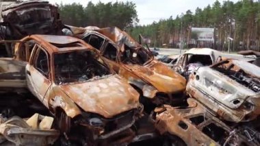 Irpin, Kyiv Oblastı, Ukrayna - 19.05.2022 Otoparkta birçok yanmış araba, Ukrayna 'daki Rus ordusunun işgalinin sonuçları. Ukrayna 'da savaş. İHA videosu, kapat