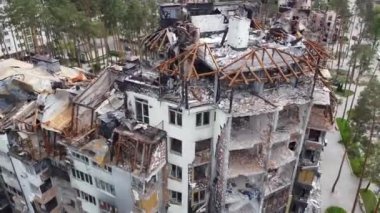 Irpin, Kiev Oblastı, Ukrayna - 19.05.2022. Rus ordusunun Kyiv 'in varoşlarındaki vahşeti. Rus tankları tarafından yok edilen sivillerin evleri. Rusya 'nın Ukrayna' ya karşı savaşı. Drone videosu