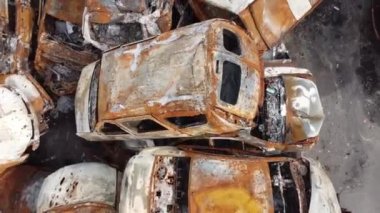 Irpin, Kyiv Oblastı, Ukrayna - 19.05.2022 Otoparkta birçok yanmış araba, Ukrayna 'daki Rus ordusunun işgalinin sonuçları. Ukrayna 'da savaş. İHA videosu, kapat