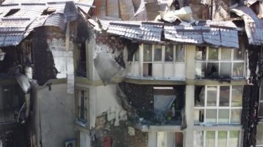 Irpin, Kiev Oblastı, Ukrayna - 19.05.2022. Rus ordusunun Kyiv 'in varoşlarındaki vahşeti. Rus tankları tarafından yok edilen sivillerin evleri. Rusya 'nın Ukrayna' ya karşı savaşı. Drone videosu