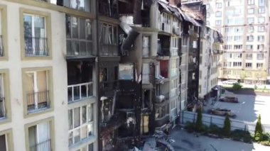 Irpin, Kiev Oblastı, Ukrayna - 19.05.2022. Rus ordusunun Kyiv 'in varoşlarındaki vahşeti. Rus tankları tarafından yok edilen sivillerin evleri. Rusya 'nın Ukrayna' ya karşı savaşı. İHA videosu, kapat