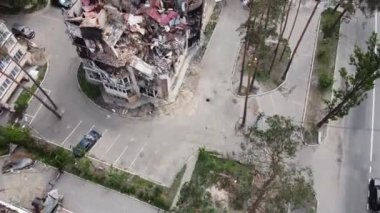 Irpin, Kiev Oblastı, Ukrayna - 19.05.2022. Rus ordusunun Kyiv 'in varoşlarındaki vahşeti. Rus tankları tarafından yok edilen sivillerin evleri. Rusya 'nın Ukrayna' ya karşı savaşı. Drone videosu