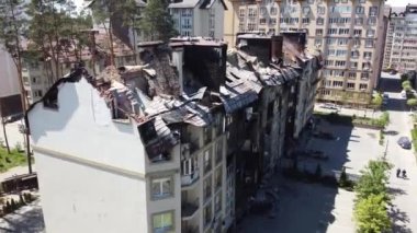 Irpin, Kiev Oblastı, Ukrayna - 19.05.2022. Rus ordusunun Kyiv 'in varoşlarındaki vahşeti. Rus tankları tarafından yok edilen sivillerin evleri. Rusya 'nın Ukrayna' ya karşı savaşı. Drone videosu