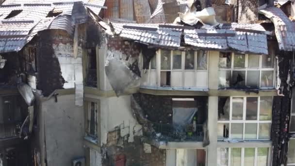 乌克兰基辅州伊尔平 2022年5月19日 俄罗斯军队在Kyiv郊区的暴行 被俄罗斯坦克摧毁的平民房屋 俄罗斯对乌克兰的战争 Drone视频 — 图库视频影像