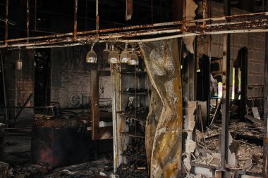 Irpin, Kyiv Oblastı, Ukrayna - 25.05.2022: Rus işgalinden sonra Ukrayna şehirleri. Kyiv 'in kuzeybatısındaki Irpin şehrindeki sivil süpermarketi yok etti..