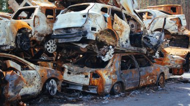 Irpin, otoparkta bir sürü yanmış araba, Ukrayna 'daki Rus ordusunun işgalinin sonuçları. Ukrayna 'da Savaş