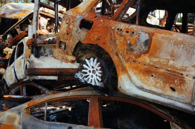 Irpin, otoparkta bir sürü yanmış araba, Ukrayna 'daki Rus ordusunun işgalinin sonuçları. Ukrayna 'da Savaş