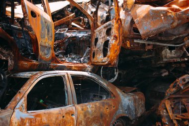 Irpin, otoparkta bir sürü yanmış araba, Ukrayna 'daki Rus ordusunun işgalinin sonuçları. Ukrayna 'da Savaş