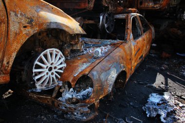 Irpin, otoparkta bir sürü yanmış araba, Ukrayna 'daki Rus ordusunun işgalinin sonuçları. Ukrayna 'da Savaş