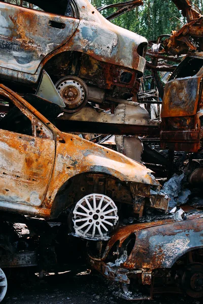 Irpin, otoparkta bir sürü yanmış araba, Ukrayna 'daki Rus ordusunun işgalinin sonuçları. Ukrayna 'da Savaş