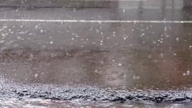 Yağmur damlaları akşamları asfalt yüzeyine damlıyor.