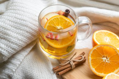 Portakallar, limonlar, baharatlar ve sıcak meyve çayı..