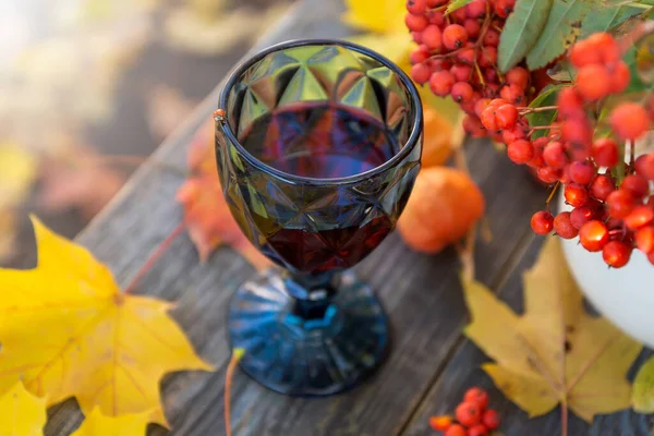 Herbststilleben Mit Einem Glas Rotwein Und Umgefallenen Blättern — Stockfoto