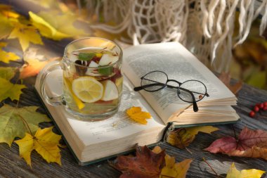 Bir fincan meyve, kitap, sıcak bir mendil ve düşmüş yapraklarla dolu bir sonbahar hayatı..
