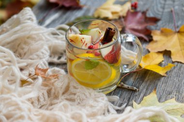 Bir fincan meyve, kitap, sıcak bir mendil ve düşmüş yapraklarla dolu bir sonbahar hayatı..