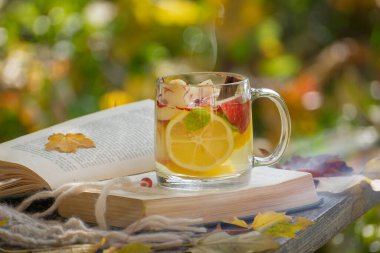 Bir fincan meyve, kitap, sıcak bir mendil ve düşmüş yapraklarla dolu bir sonbahar hayatı..