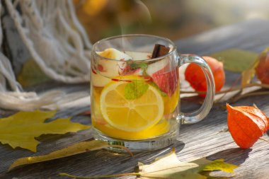 Bir fincan meyve, kitap, sıcak bir mendil ve düşmüş yapraklarla dolu bir sonbahar hayatı..