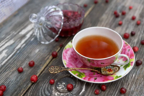 Güzel bir fincanda çay ve sonbahar bahçesinde kızılcık reçeli..
