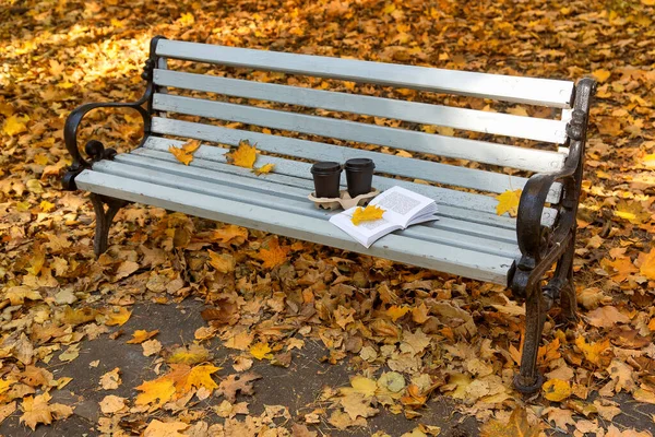 Zwei Tassen Kaffee Stehen Auf Einer Bank Einem Herbstlichen Park — Stockfoto