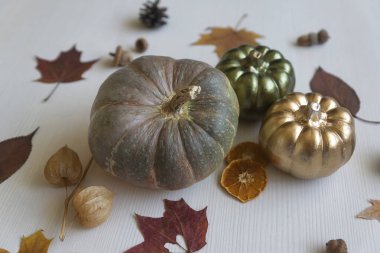 Mutlu Cadılar Bayramı, dekorasyonlar ve tatil konsepti. Işık masasında balkabağı süslemesi.