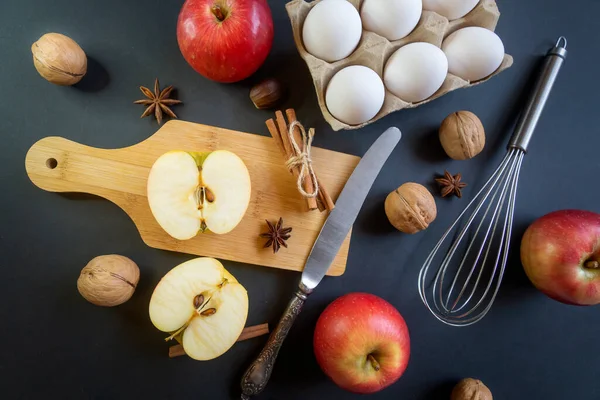 Jabłka Inne Środki Spożywcze Oraz Przyprawy Wyrobu Tortu Urodzinowego — Zdjęcie stockowe