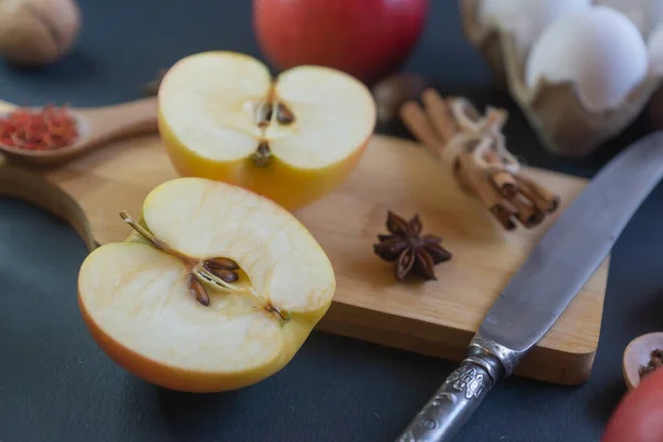 Jabłka Inne Środki Spożywcze Oraz Przyprawy Wyrobu Tortu Urodzinowego — Zdjęcie stockowe