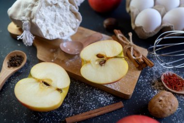 Doğum günü pastası yapmak için elmalar, diğer yiyecekler ve baharatlar.