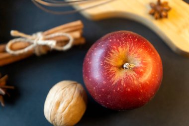 Doğum günü pastası için ceviz ve diğer malzemeler ve baharatlar..