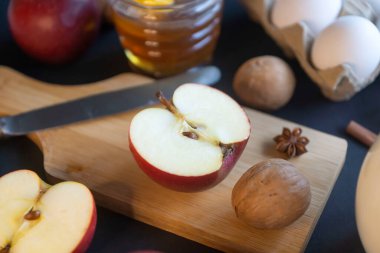 Doğum günü pastası için ceviz ve diğer malzemeler ve baharatlar..