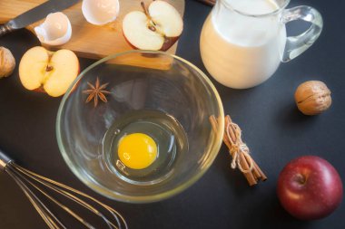 Doğum günü pastası için tavuk yumurtası ve diğer malzemeler ve baharatlar..