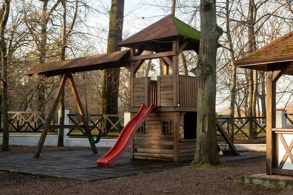 Holzspielplatz Mit Rutsche Außerhalb Der Stadt Einem Herbstmorgen — Stockfoto