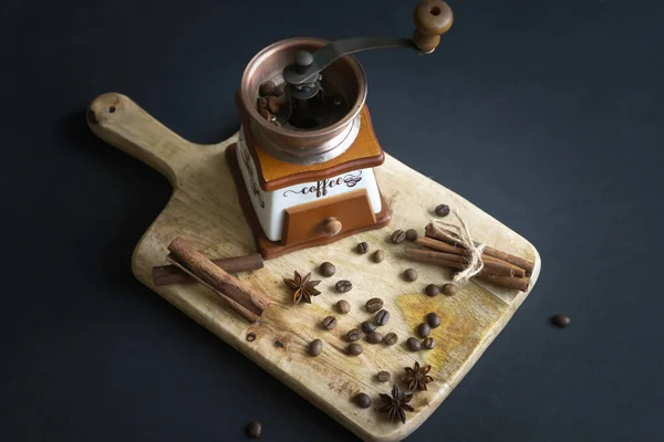 木製の表面にコーヒーグラインダー ハート型のコーヒー豆とシナモン 2022年の新しい年の香り高いコーヒーと新鮮なパンのカップ — ストック写真