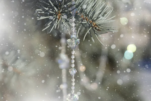 Стеклянные Бусины Еловой Ветке Снегу Рождество Новый Год — стоковое фото