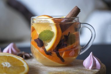 Yılbaşı sofrasında meyve çayı, portakal ve çeşitli tatlılar..