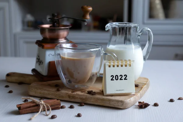 ホット フレッシュコーヒー コーヒーグラインダー 2022年のカレンダーとハート型のカップ クリスマス気分 — ストック写真