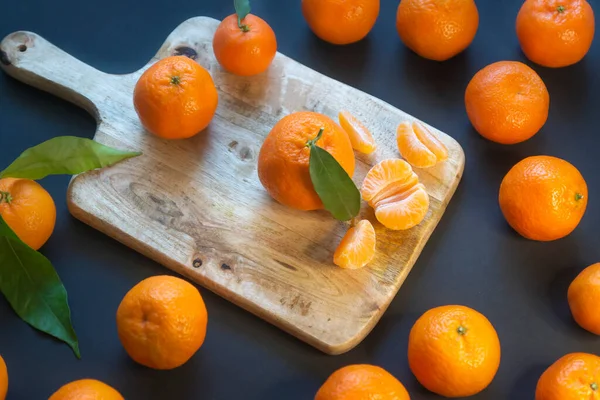 Helle Reife Mandarinen Auf Dunklem Hintergrund Und Inneren Des Raumes — Stockfoto